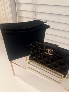 AUTHENTIC CHANEL MATELASSE  Black Quilted Patent Leather Wallet with CC Logo